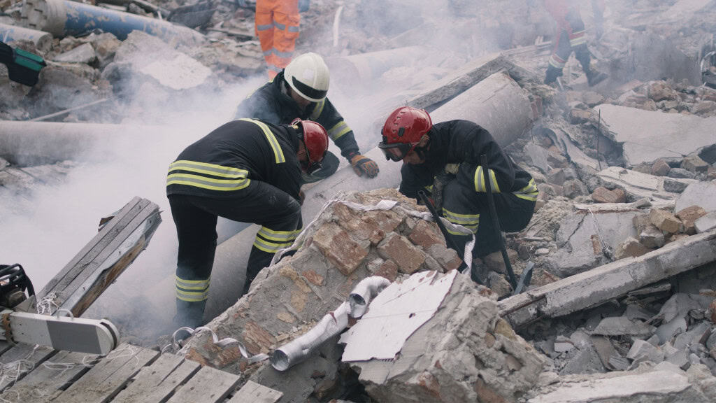 Bombeiros trabalhando em escombros após terremoto