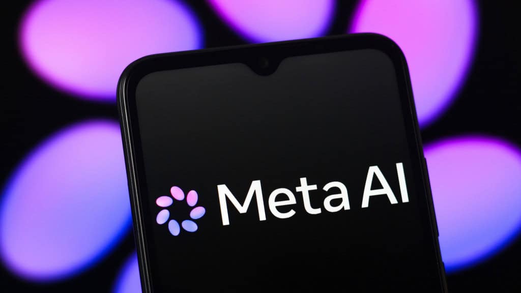 Celular e monitor exibindo logomarca da Meta AI após lançamento do Muse Spark
