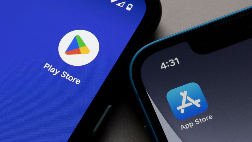 Ícones dos aplicativos da Play Store e da App Store em celulares colocados lado a lado