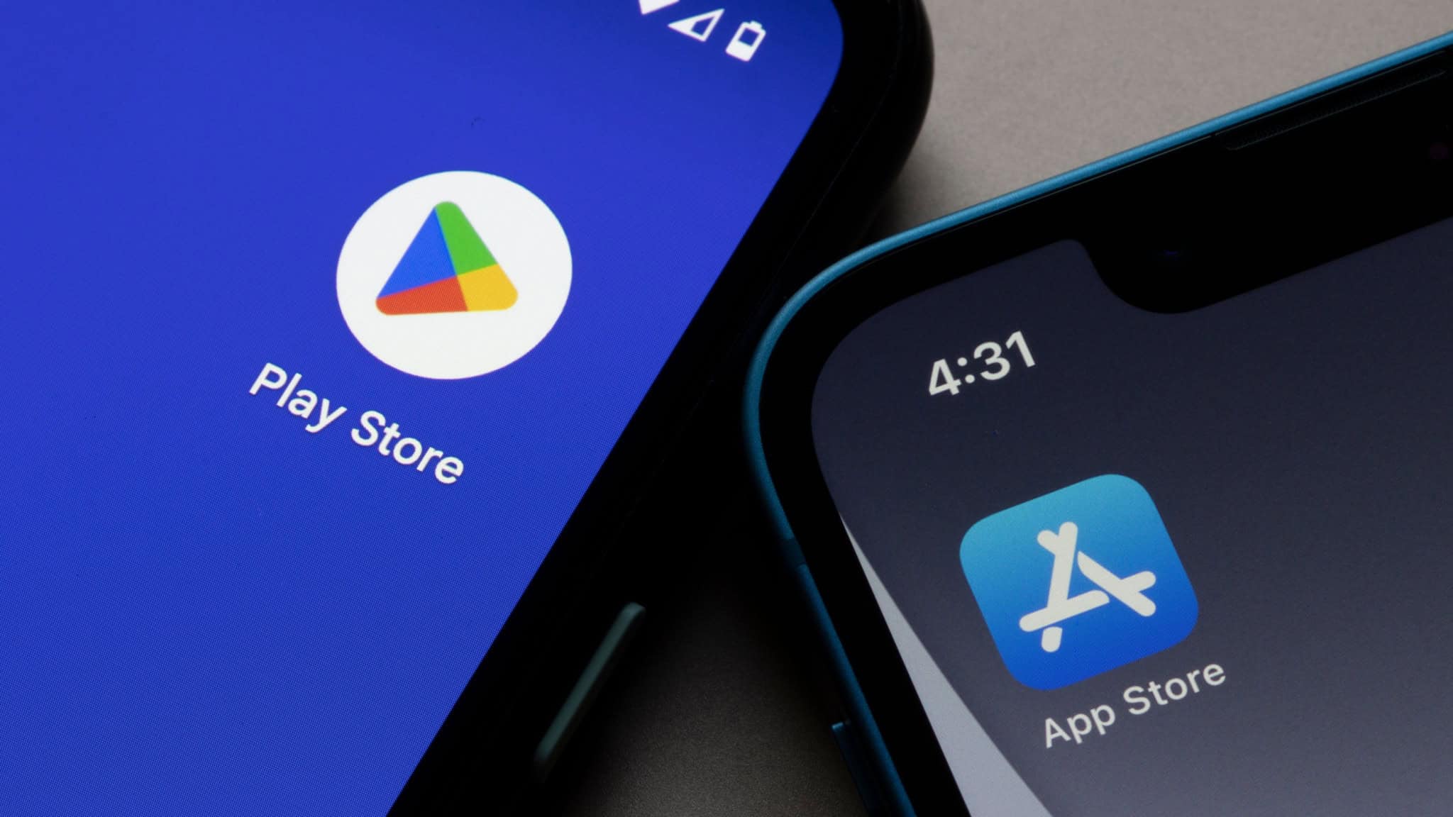 Ícones dos aplicativos da Play Store e da App Store em celulares colocados lado a lado