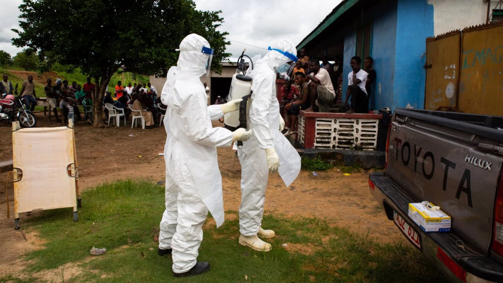 Profissionais da saúde paramentados dos pés à cabeça para enfrentar infestação de Ebola