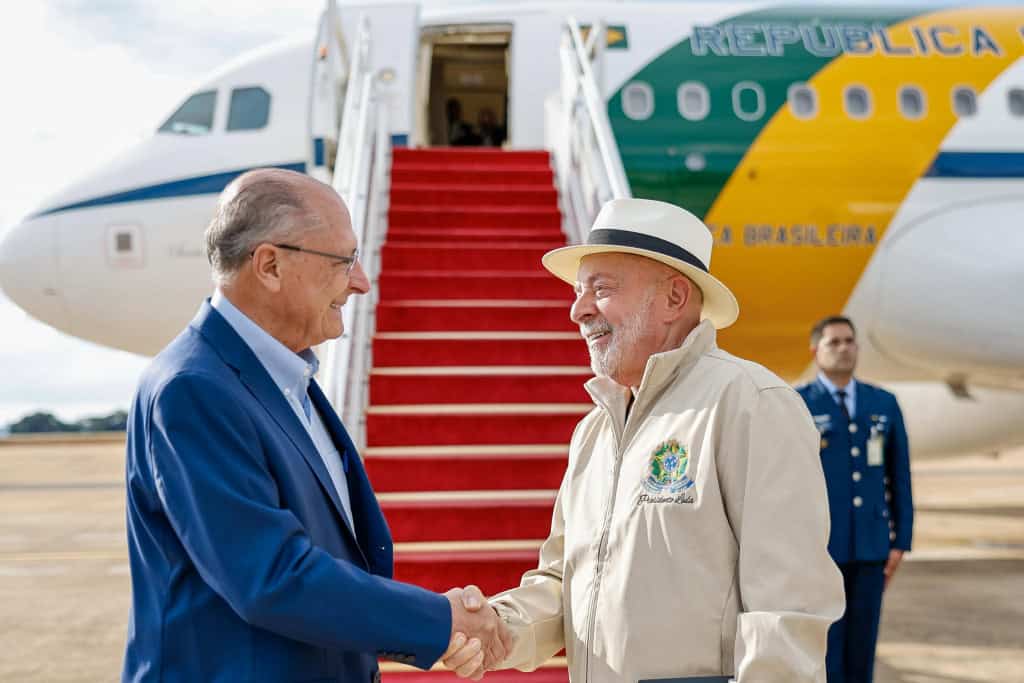 Lula apertando a mão do vice-presidente Geraldo Alckmin