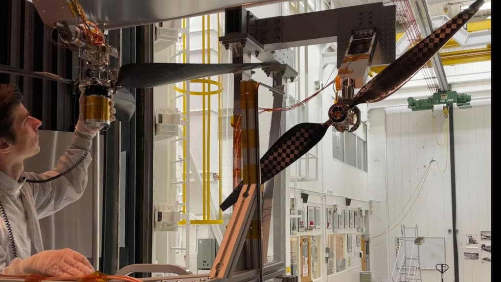 Engenheiro da NASA testando rotor de helicóptero que vai voar em Marte