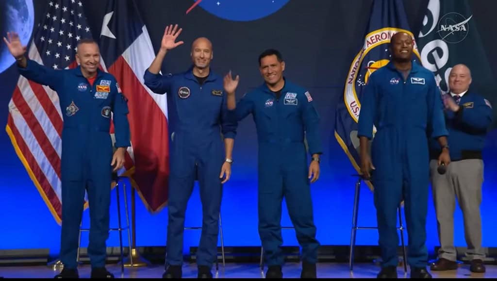 Astronautas da Artemis 3 dão tchau para o público