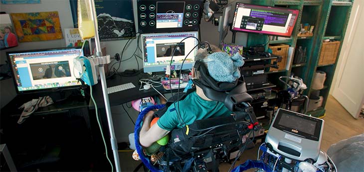 Casey Harrell, participante do ensaio clínico, utiliza a interface cérebro-computador em sua casa há dois anos. 