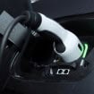Carro elétrico sendo carregado