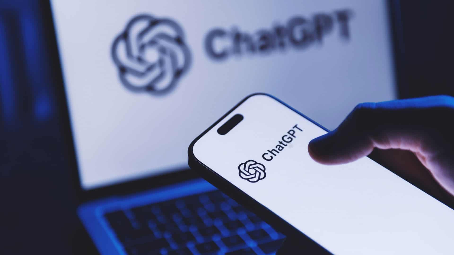 Logo do ChatGPT em na tela de um notebook e na tela de um smartphone