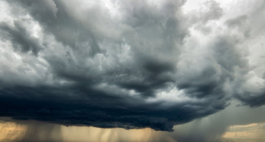 Nuvens de tempestade com chuva