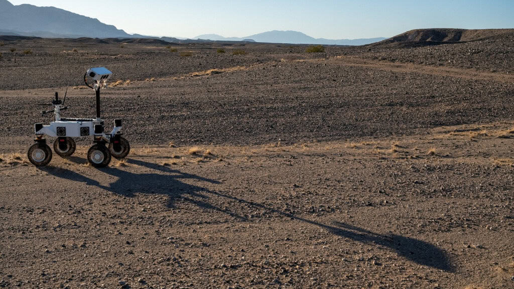 Durante o teste de campo, realizado em março de 2026 no Deserto do Colorado, no sul da Califórnia, a equipe do JPL operou o ERNEST em diferentes horários do dia, incluindo o amanhecer, o entardecer e a noite, quando as condições de iluminação produzem longas sombras semelhantes às encontradas na Lua. 