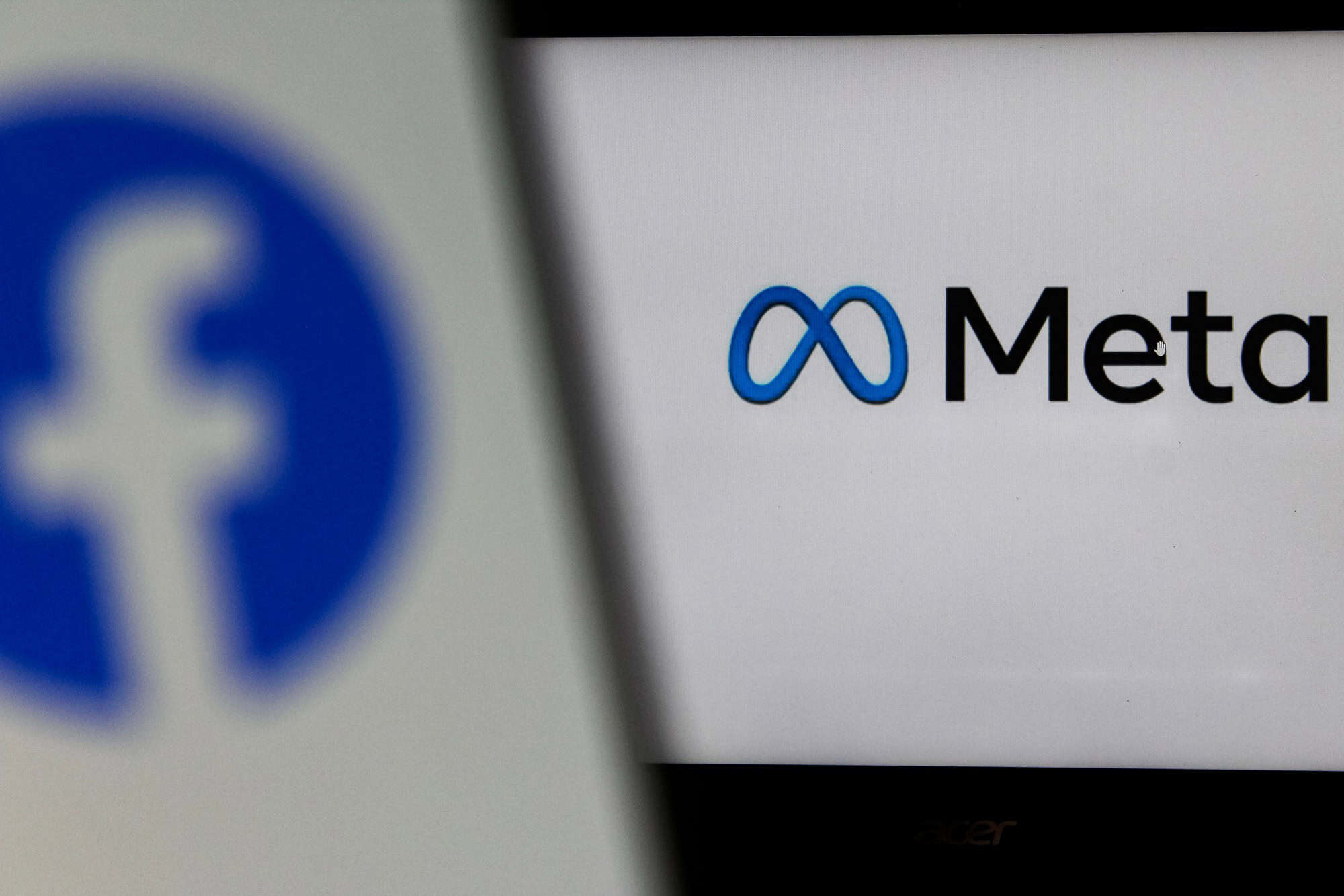 Logotipos do Facebook e da Meta exibidos em tela