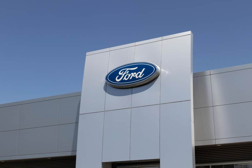 Fachada de uma concessionária da Ford