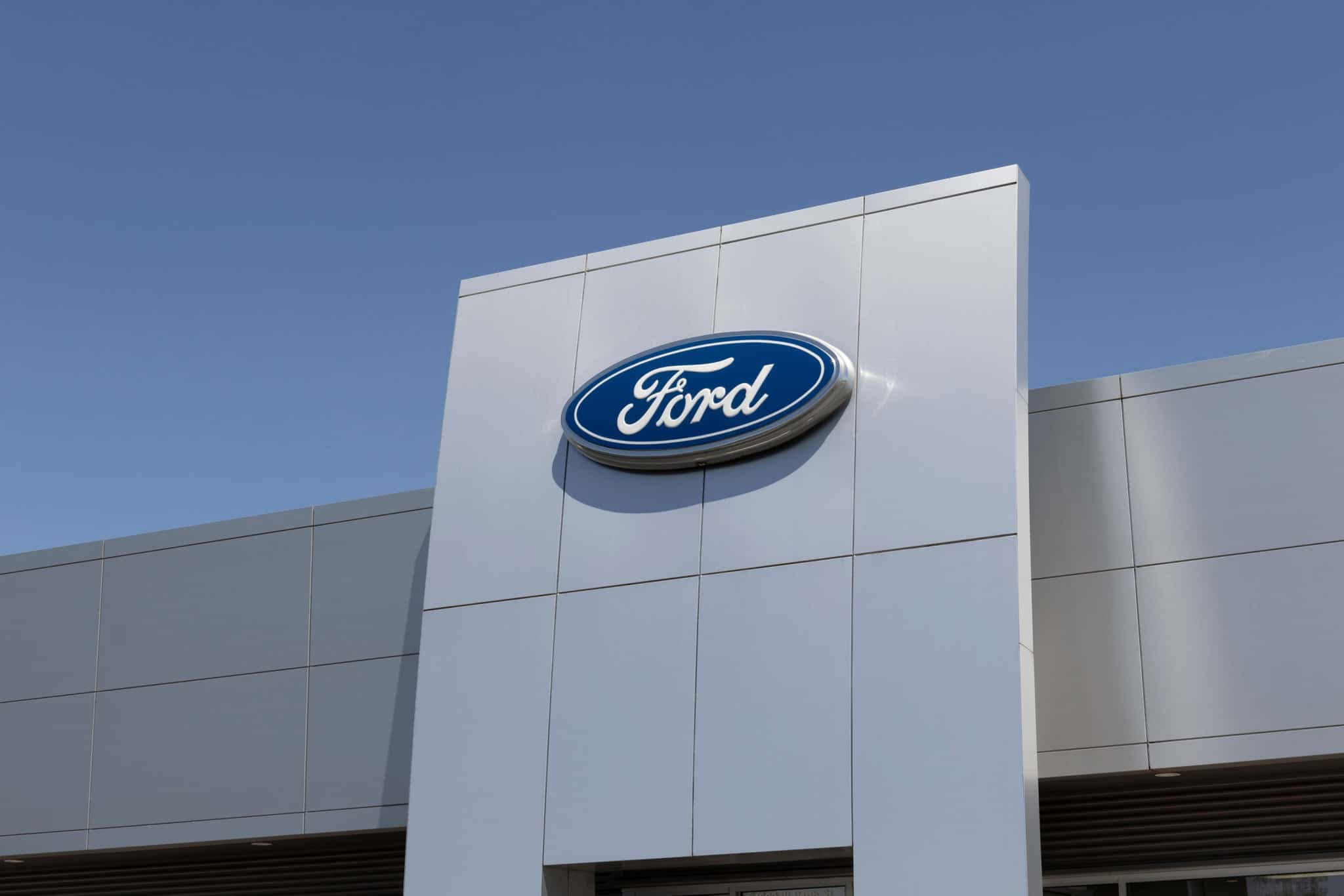Fachada de uma concessionária da Ford