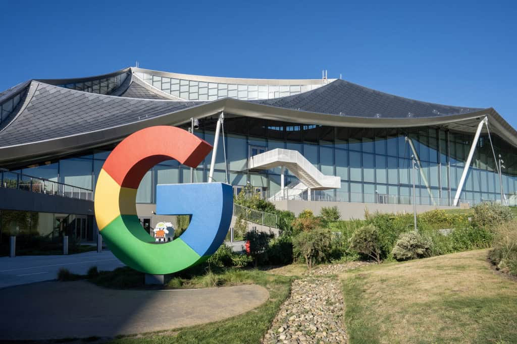 Logo do Google em frete a um prédio
