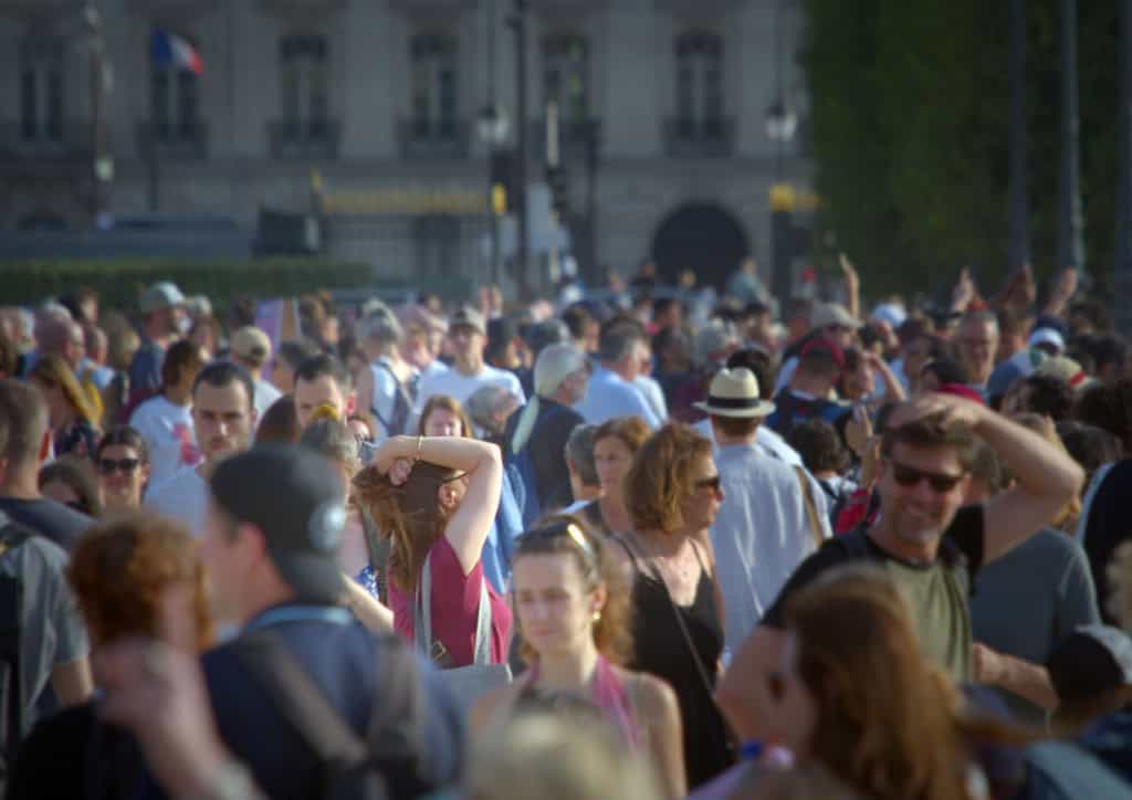 Multidão em Paris sob calor extremo.