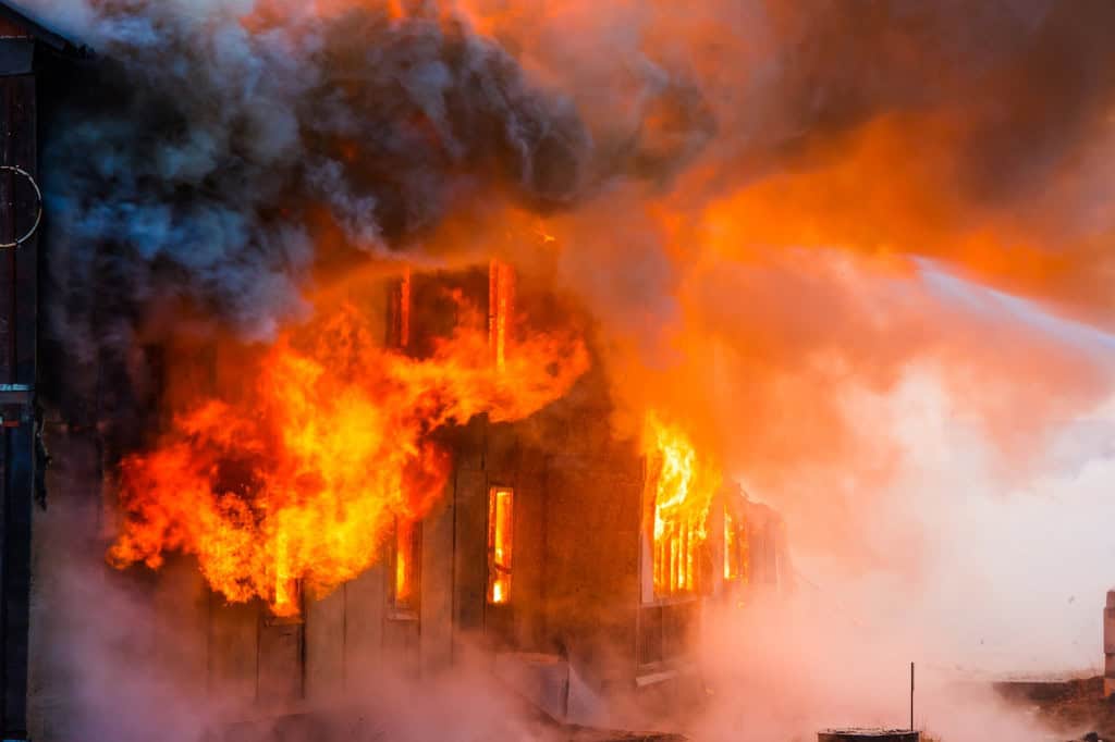 Estrutura tomada por chamas durante um incêndio de grandes proporç