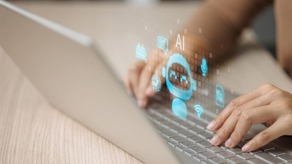 Pessoa utilizando ferramentas de inteligência artificial em um notebook.