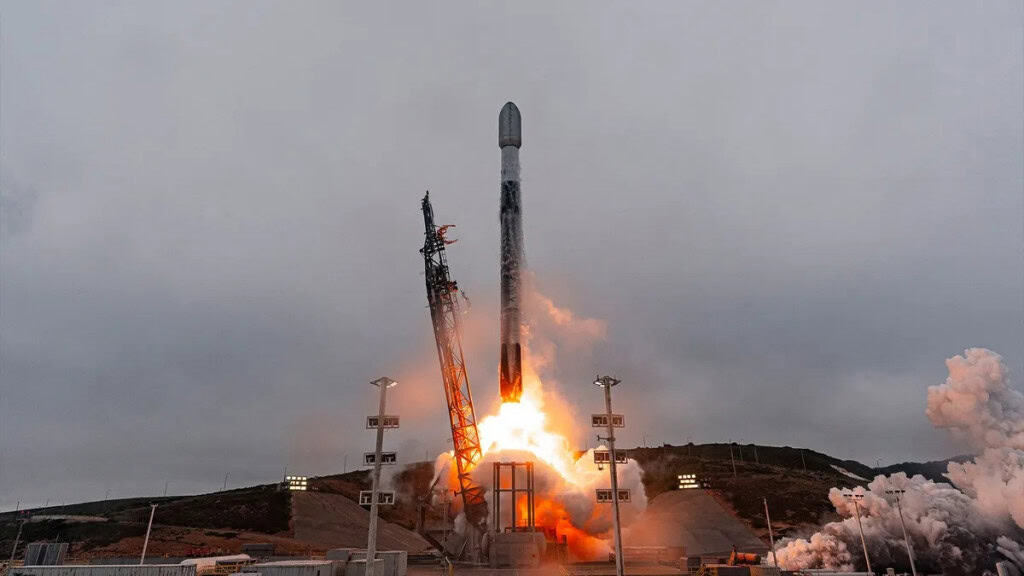 Lançamento do foguete Falcon 9 da SpaceX com 24 satélites Starlink a bordo