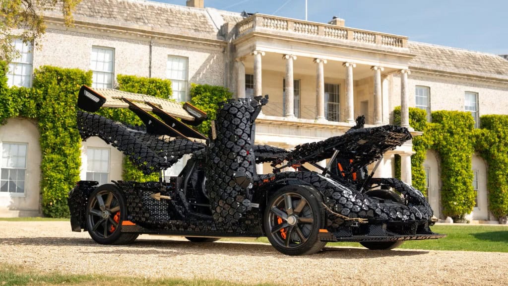 Carro construído com peças de Lego