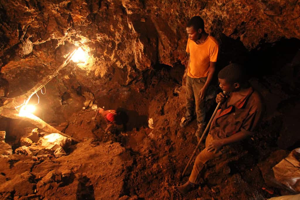 Mineração artesanal. Homens dentro de uma caverna.