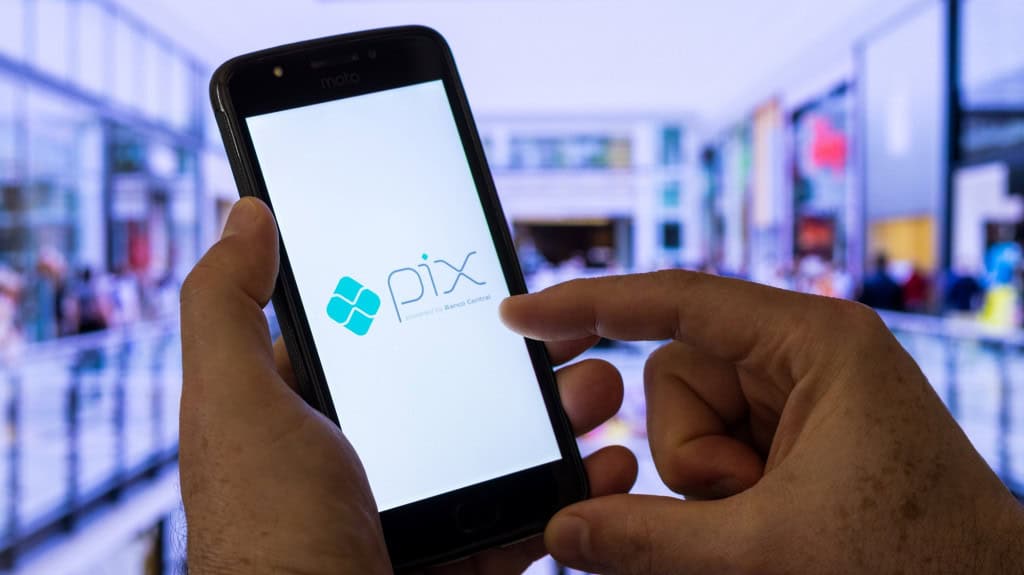 Pessoa utiliza aplicativo do Pix em smartphone para realizar transações financeiras.