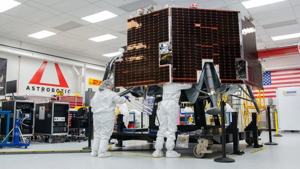 NASA revela módulo lunar gigante que ajudará a construir futura base permanente na Lua 5 Módulo lunar da Astrobotic em preparação