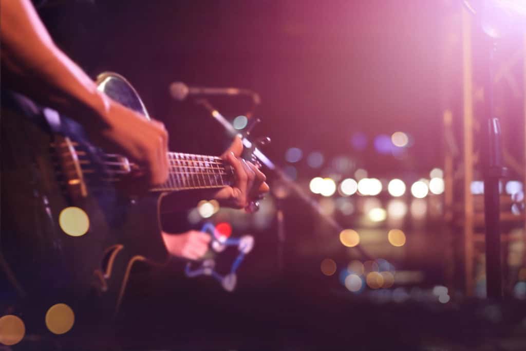 homem tocando guitarra em um show