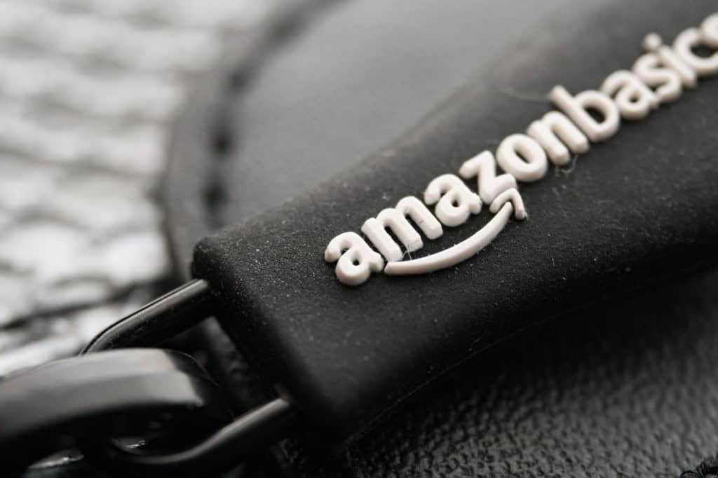 Foto macro em close-up do logotipo da Amazon Basics em um puxador de zíper, em preto e branco.