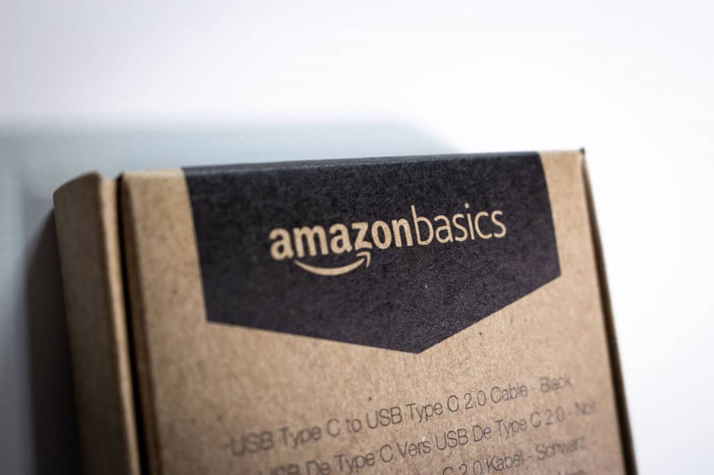 A caixa de papelão para encomendas da Amazon Basics.