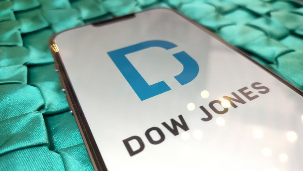 Logotipo da dow jones exibida em uma tela de smartphone, 