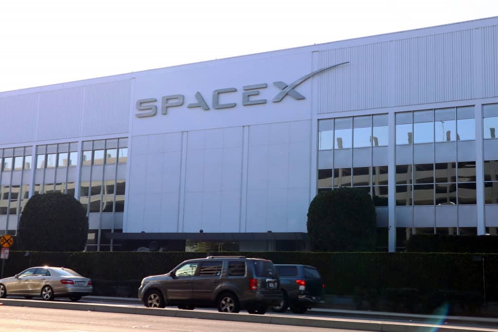 Prédio da SpaceX com logotipo na frente