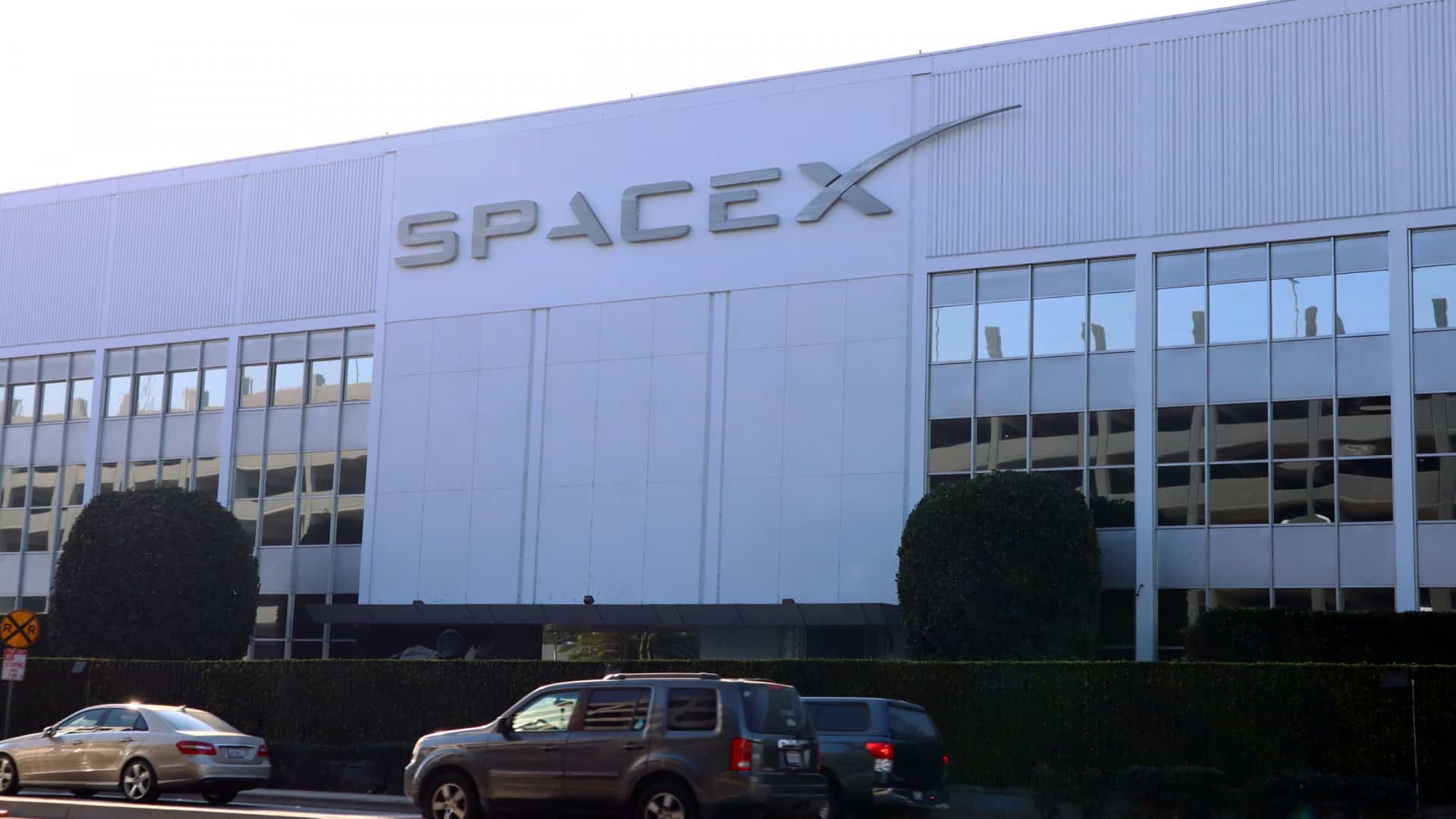 Prédio da SpaceX com logotipo na frente