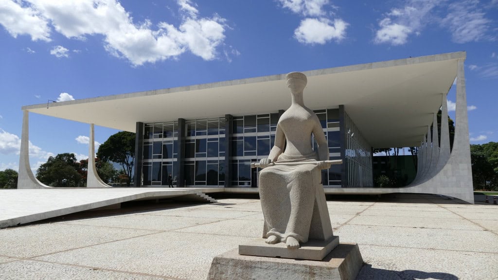 Fachada do Supremo Tribunal Federal (STF), em Brasília, com a estátua da Justiça em primeiro plano