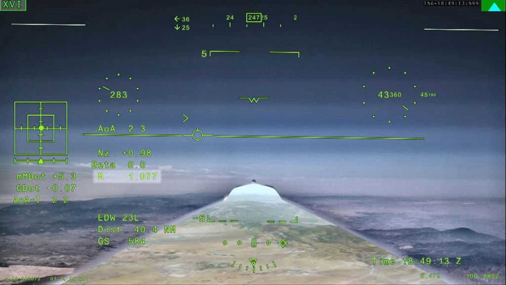 Tela do sistema de visão externa do X-59 exibe dados de voo durante o momento em que a aeronave ultrapassa a velocidade do som, atingindo Mach 1,077.