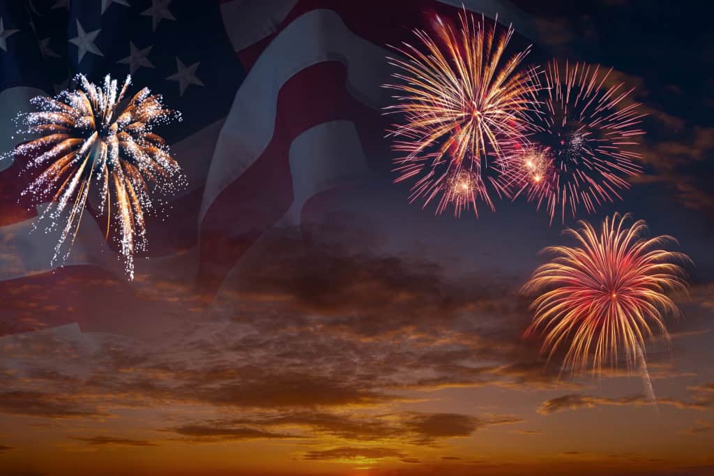 Bandeira nacional dos Estados Unidos da América no céu com fogo de artifício