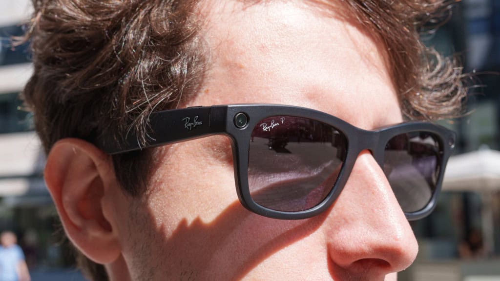 Homem usando modelo de óculos inteligentes desenvolvido pela Meta em parceria com a Ray-Ban