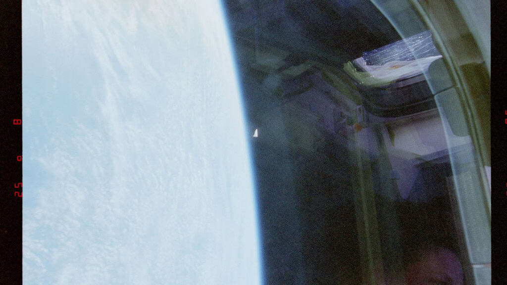 Foto de OVNI tirada por astronauta da NASA no espaço
