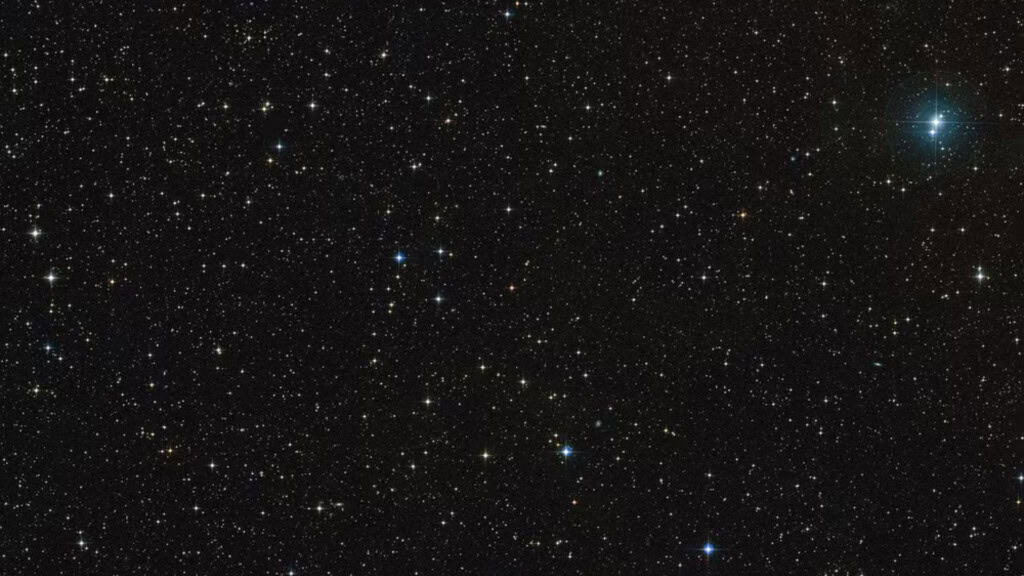 Registro da região celeste onde está localizado o sistema CD-35 2722, com a estrela identificada como o ponto central da imagem.