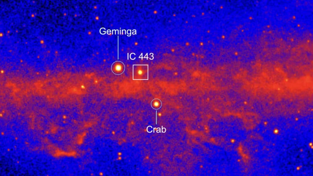Registro em raios gama evidencia a região de IC 443, uma das estruturas mais intensas do céu nesse tipo de radiação.