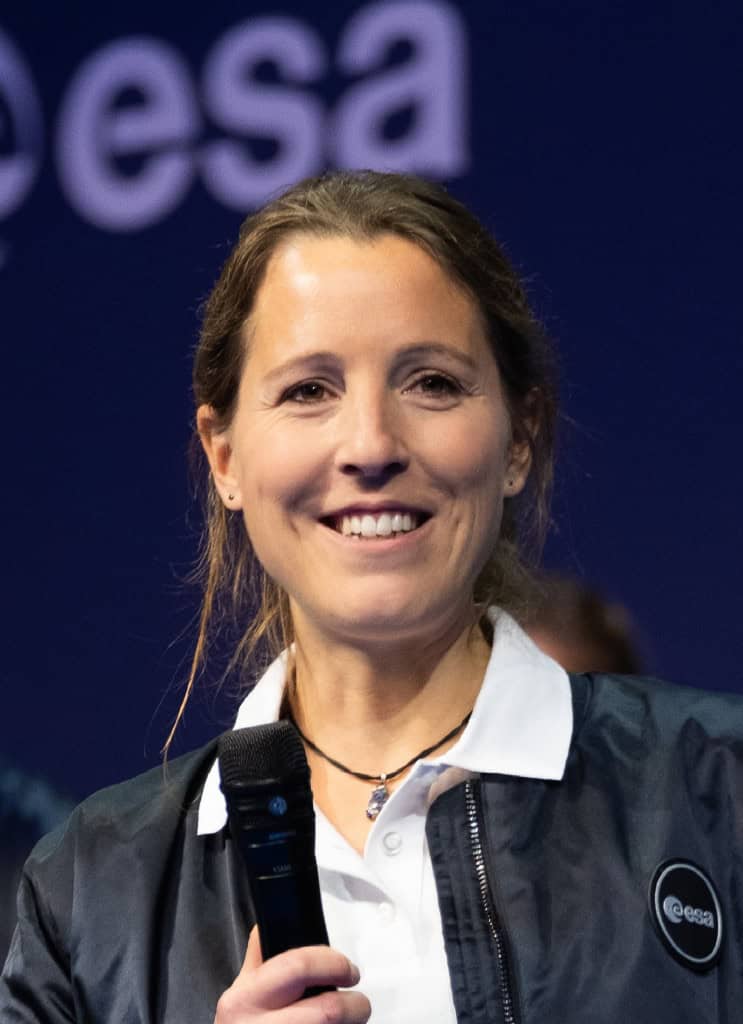 Sophie Adenot sorrindo e com um microfone na mão