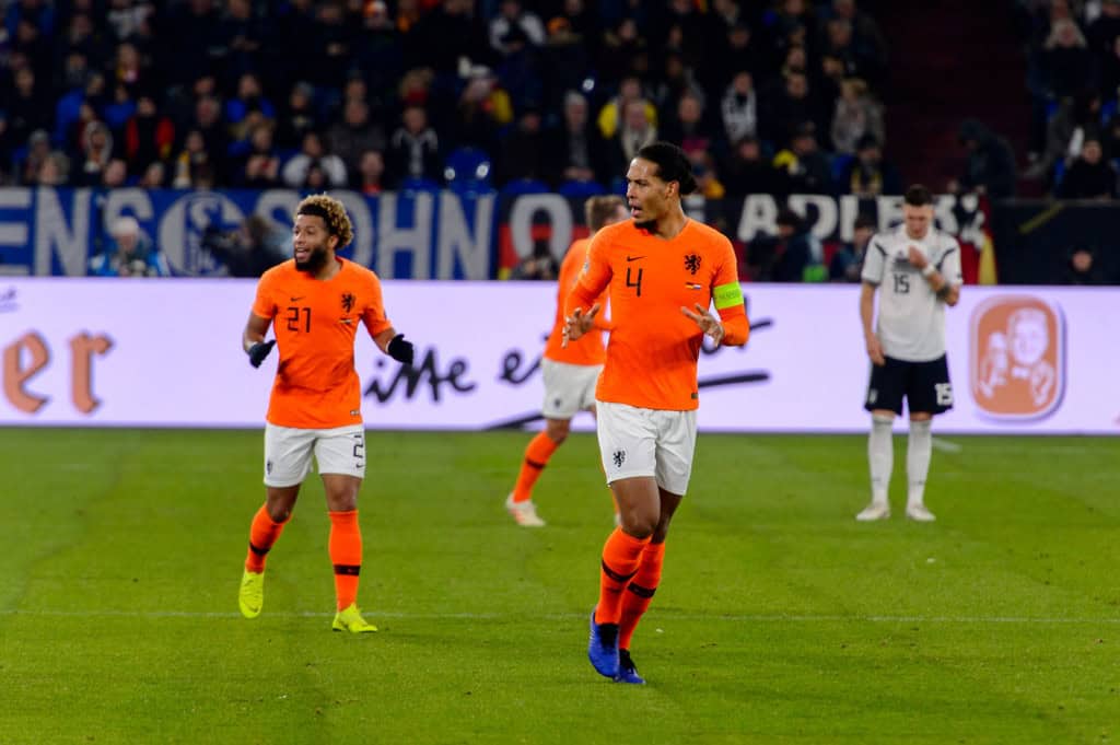 Virgil van Dijk durante jogo da Liga das Nações.