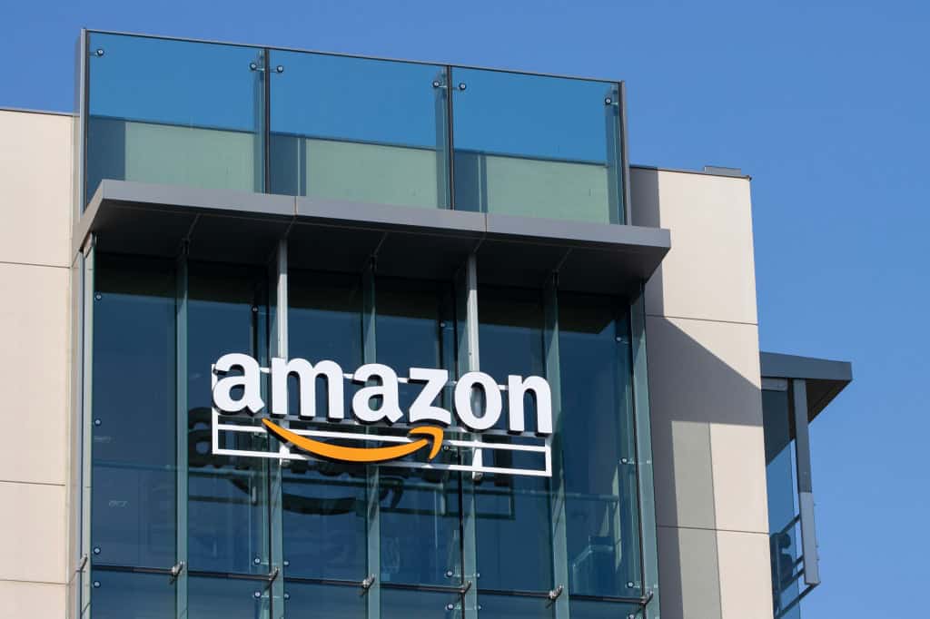 Logo da Amazon em uma fachada