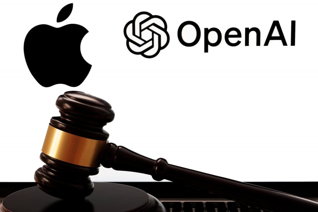 Logos de OpenAI e Apple com um martelho de juiz à frente
