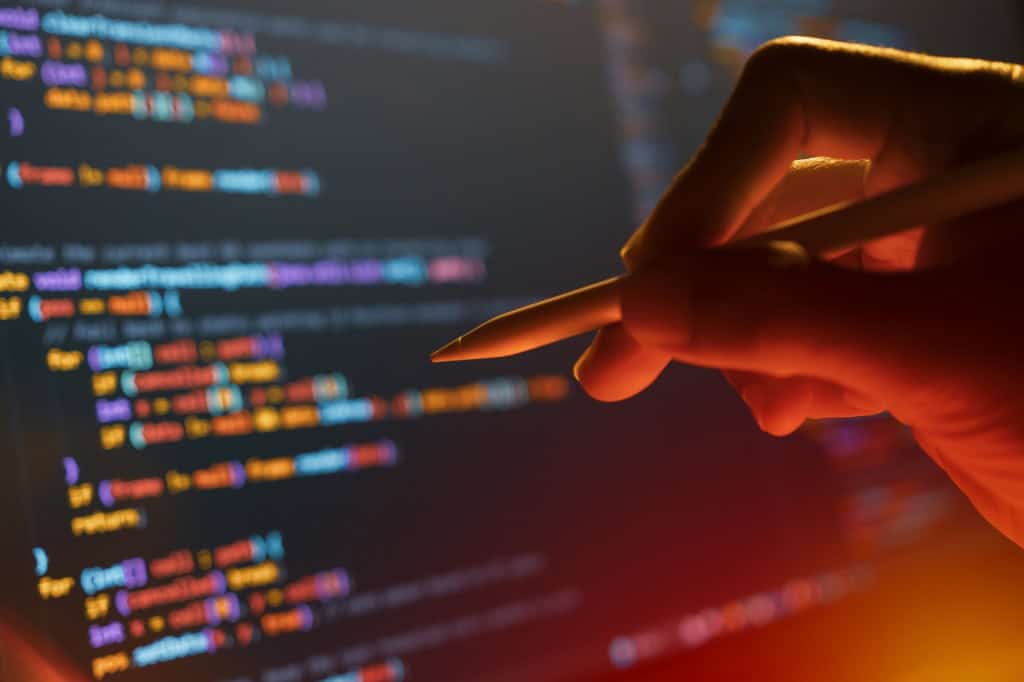 Desenvolvedor analisa código utilizado na criação de sistemas de inteligência artificial.