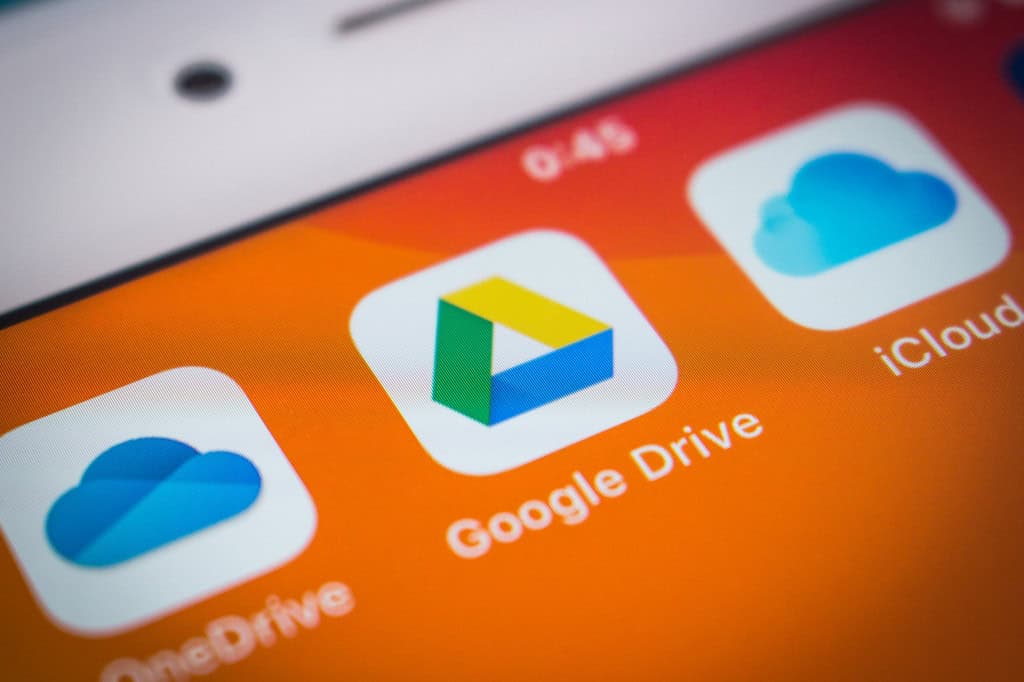 Ícones de Google Drive e iCloud na tela de um smartphone