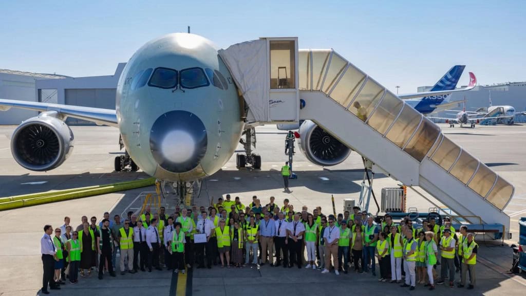 Equipe em frente ao avião A350-1000ULR Qantas 