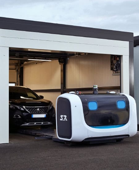 Robô recolhendo um carro na garagem