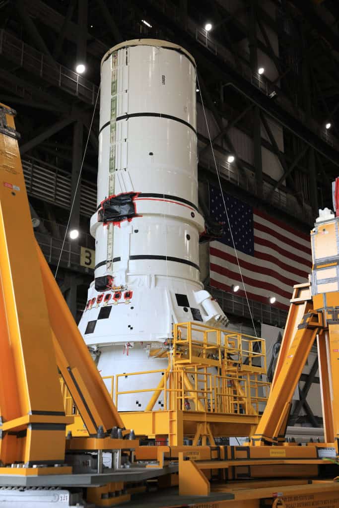 Foguete da Artemis 3 na plataforma de montagem