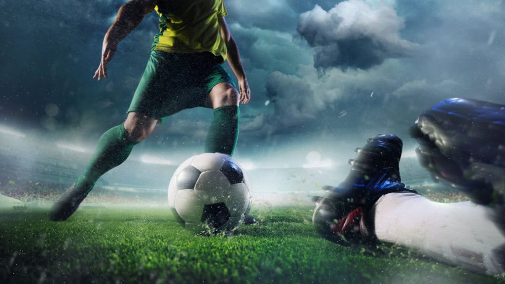Disputa por bola em jogo de futebol