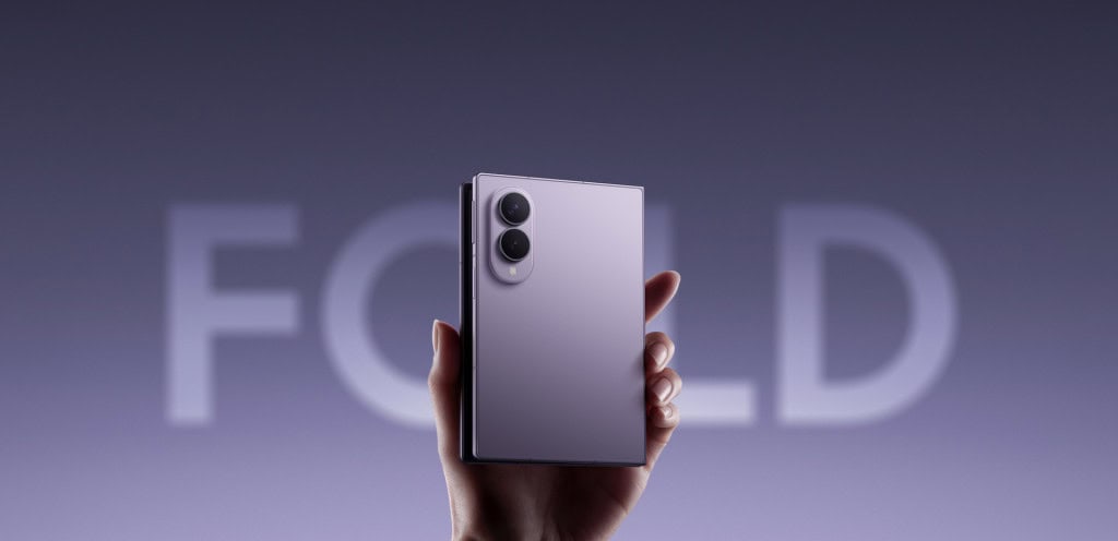 Galaxy Z Fold8 fechado em acabamento roxo, exibindo o novo design mais fino durante apresentação da Samsung