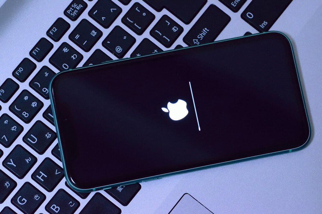 iPhone sobre um teclado